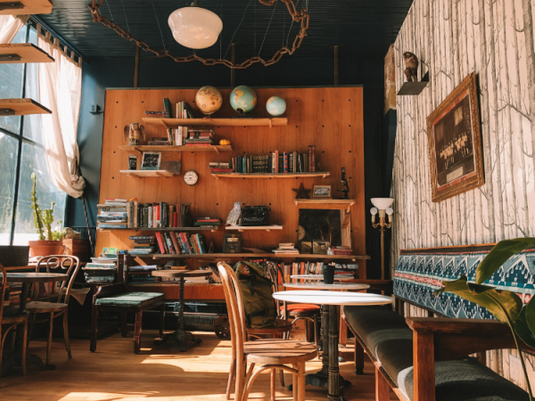 Cafe dengan tema vintage modern yang menyatukan elemen masa lalu dan masa kini